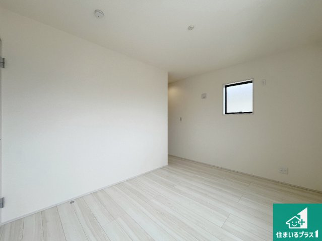 姫路市白浜町宇佐崎北　新築一戸建ての洋室|寝室は心地よい眠りについてもらいたくて、シンプルかつ開放的な空間な設計にしています！大きな窓から差し込む日が心地いいです♪
