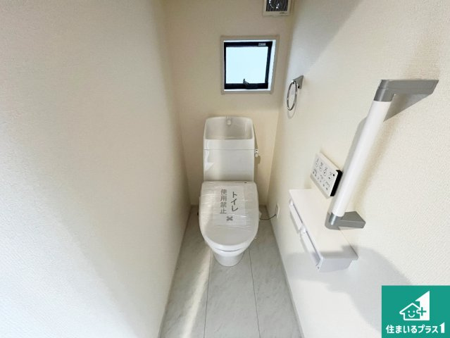 姫路市白浜町宇佐崎北　新築一戸建てのトイレ|1・2階の2ヶ所にあるので、朝の忙しい時間の順番待ちもなく、深夜の利用にも大変便利です。
