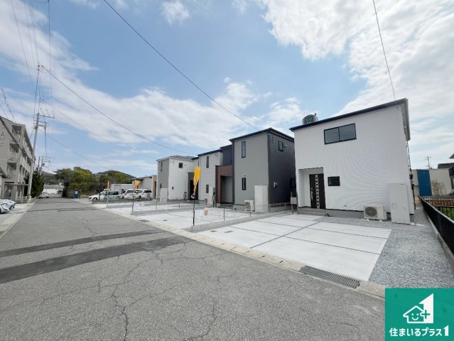 姫路市白浜町宇佐崎北　新築一戸建ての前面道路含む現地写真|周辺は閑静な住宅街！前面道路広々で車の出し入れも便利です。駐車が苦手な方でも安心して車庫入れできます！