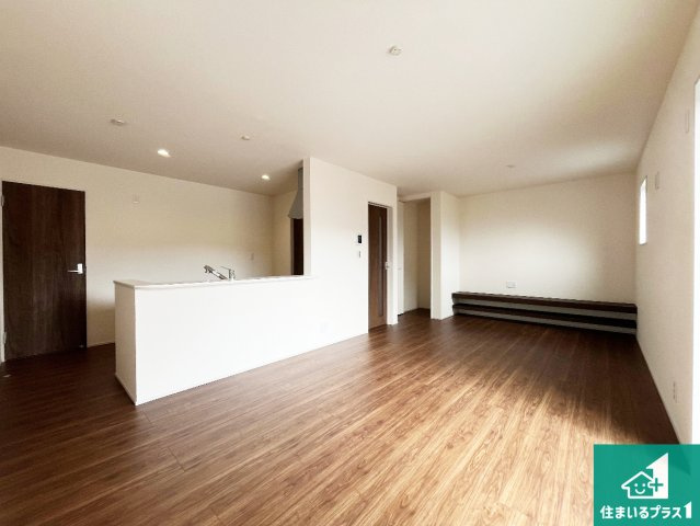 姫路市白浜町宇佐崎北　新築一戸建ての居間・リビング|シンプルなリビングは、観葉植物等のインテリアを楽しめますね！パパ好みにも、ママ好みにも家具次第で雰囲気を変えることができます！
