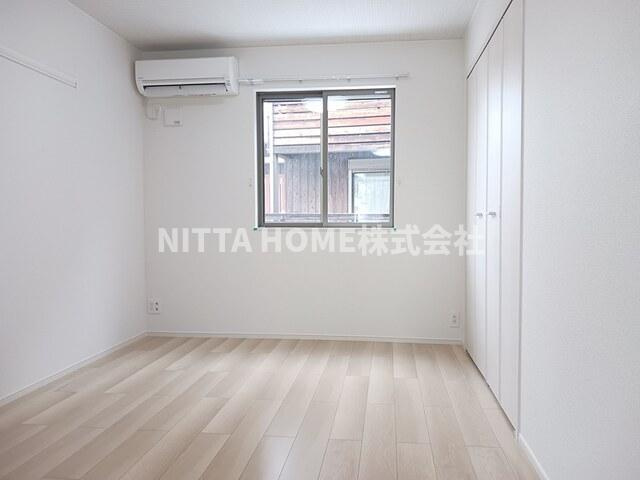 豊岡市小田井町のアパートの内装|こちらの洋室は5.3帖です◎