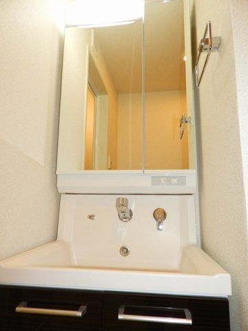 サンリット大町東の洗面所|スペースが確保できる洗面所です