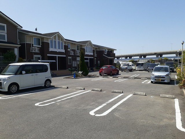 クリスタルブライトの駐車場