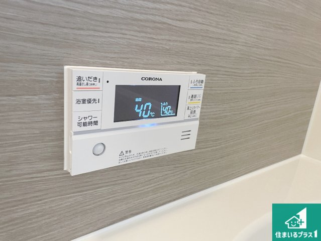 亀岡市古世町　新築一戸建てのキッチン|リビングと統一感があり、使い勝手のいいキッチン。広々としているので、二人並んで作業が出来ちゃいます。お子様と一緒に色々なお料理に挑戦できるスペースがあります。