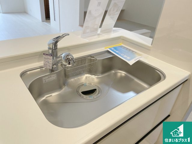 亀岡市古世町　新築一戸建ての独立洗面台|清潔感のある洗面台です。フラットな鏡は掃除がしやすく毎日清潔！ホースは引き出して使えるので洗顔やお掃除の際に便利です！