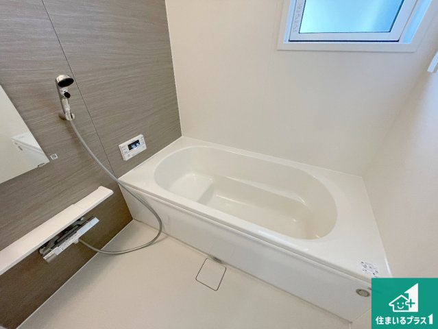 亀岡市古世町　新築一戸建ての前面道路含む現地写真|周辺は落ち着いた街並みの住宅地！子育てがしやすい住環境です！まだ未完成ですが、現地でしかわからない事もございます。是非一度ご覧ください。