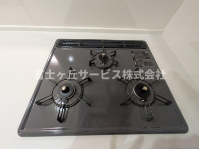 【その他】 | 浜松市中央区曳馬3丁目 新築一戸建て 2号棟 | 3口コンロがあります