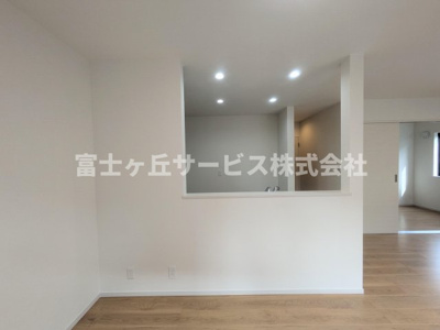 【キッチン】 | 浜松市中央区曳馬3丁目 新築一戸建て 2号棟 | 前から見たキッチンです