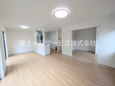 【居間・リビング】 | 浜松市中央区曳馬3丁目 新築一戸建て 2号棟 | リビングダイニングです