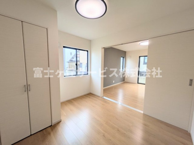 【洋室】 | 浜松市中央区曳馬3丁目 新築一戸建て 2号棟 | リビング横の洋室です