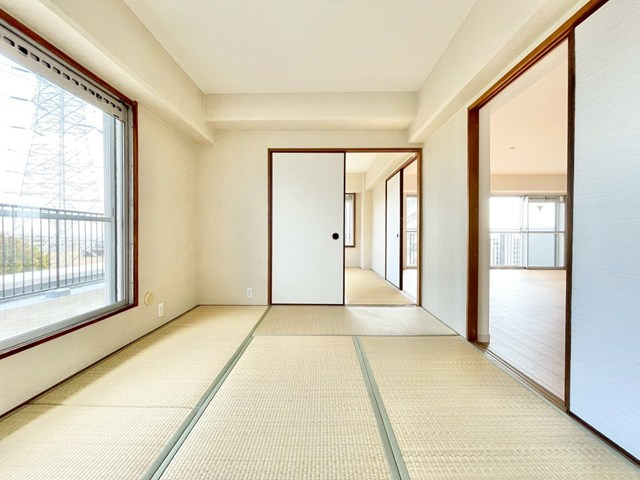 【和室】 | 緑地東ロイヤルマンション | 現在ご返済中のカーローン・カードローン・教育ローンなどを住宅ローンに一本化したり、家具家電購入費用・引越し費用を住宅ローンと組み合わせるなど、お客さまにメリットの多い住宅ローンのご提案が可能です。