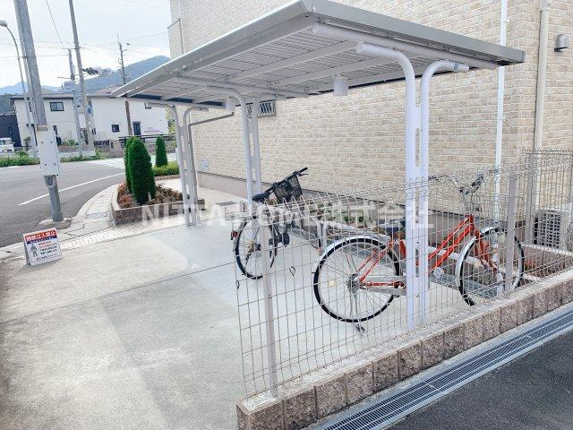 フランボアーズ篠山　Ⅱのエントランス|屋根付きの駐輪場は無料で使用できます！