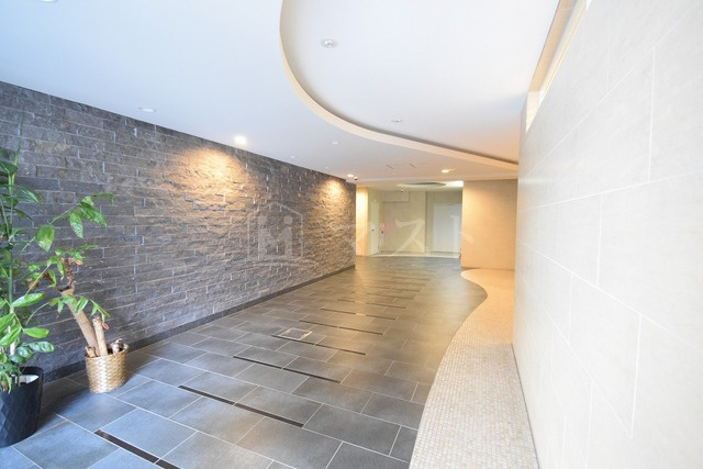 APRILE南森町のロビー