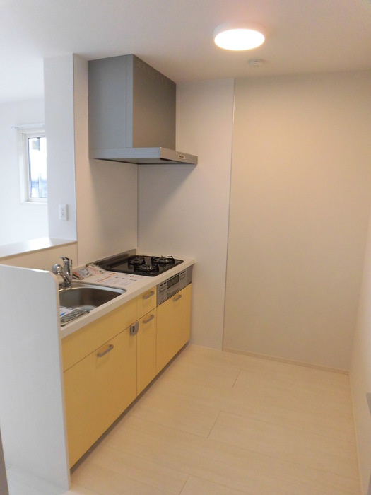 sakuraⅢのキッチン|3口コンロ・グリル付きの使いやすいシステムキッチンです♪