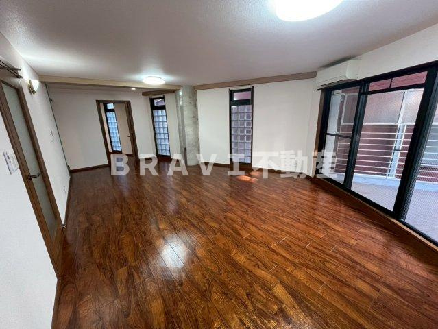 ザ・リージェント　BRAVI不動産の居間・リビング|【ザ・リージェント】おしゃれな居間です