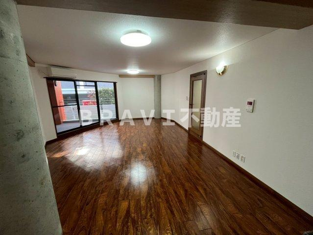 ザ・リージェント　BRAVI不動産の居間・リビング|【ザ・リージェント】おしゃれな居間です