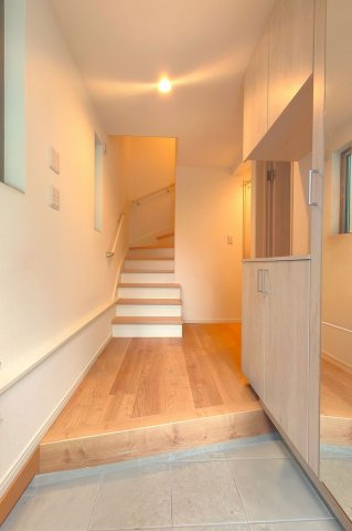 【玄関】 | 世田谷区大原1丁目 | 明るい玄関、シューズボックスも完備。