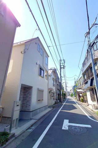 【前面道路含む現地写真】 | 世田谷区大原1丁目 | 西側5ｍ公道に面した陽当たりの良い区画です。