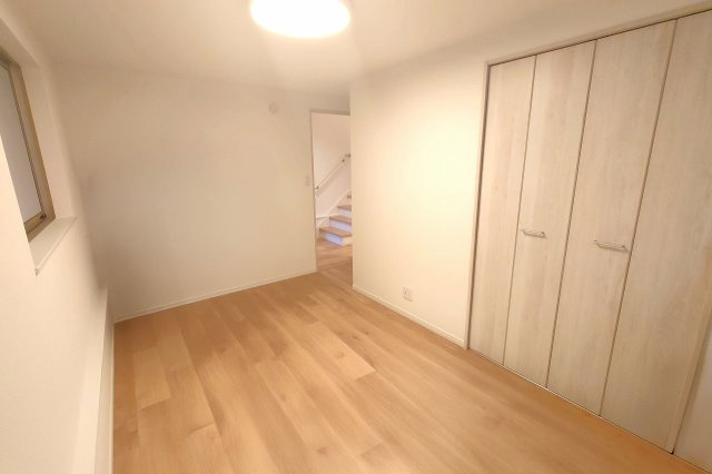 【洋室】 | 世田谷区大原1丁目 | 1階主寝室（約6.4帖）クローゼット付き。