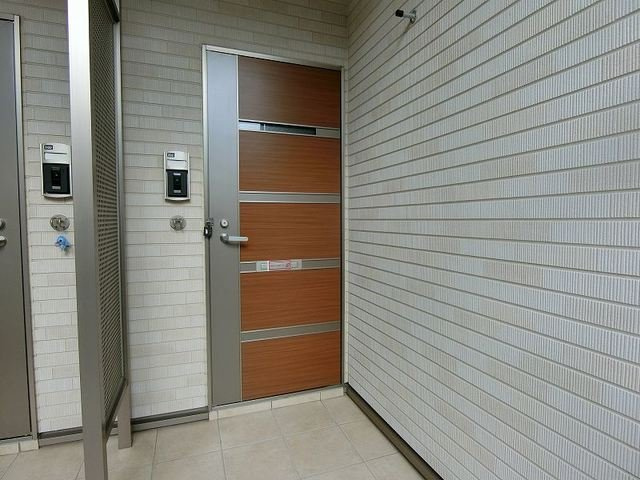 フラン・ファインの玄関