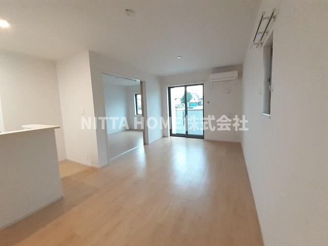 フェルネス　Ⅲの居間・リビング|リビング広々１３．３帖です＊