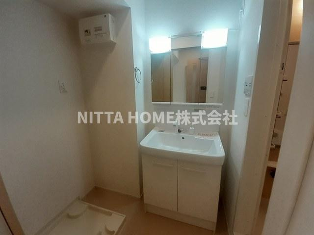 フェルネス　Ⅲの洗面所|シャワー付きの洗面台朝の準備も楽々です♪