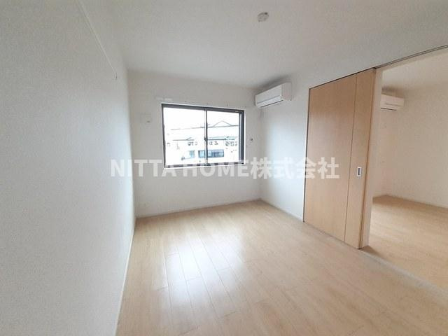 フェルネス　Ⅲの洋室|リビングの隣は６．２帖の洋室です☆