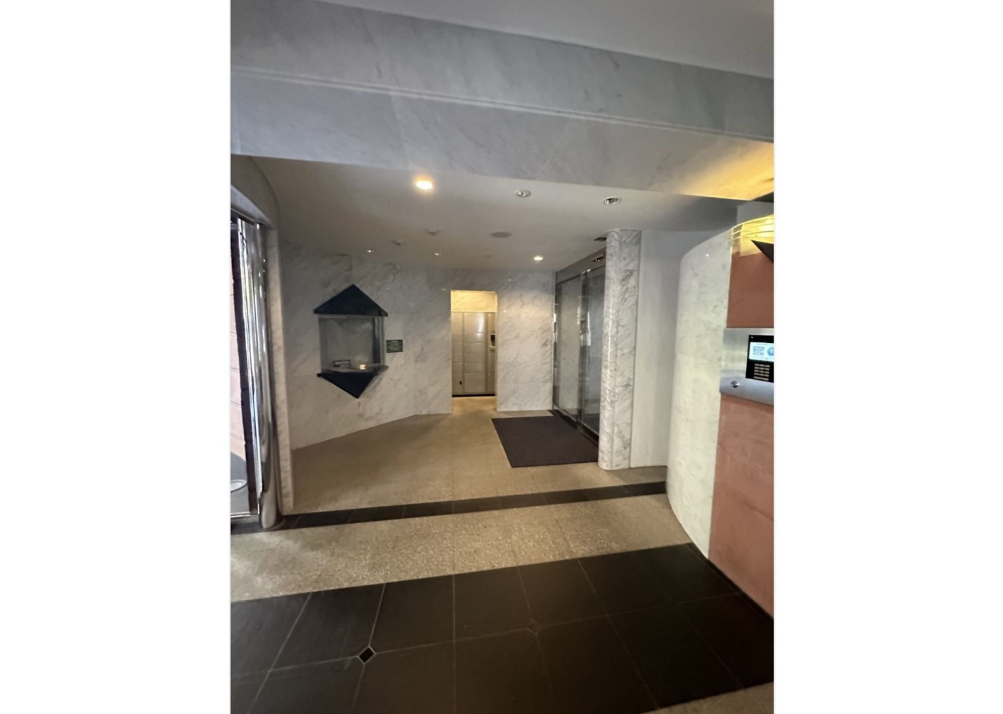 パレステュディオ新宿御苑駅前のエントランス