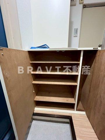 ロイヤル大今里　BRAVI不動産の玄関|【ロイヤル大今里】シューズボックスです