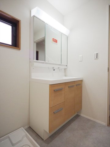 【独立洗面台】 | 世田谷区上馬3丁目 | 三面鏡付きの洗面台。