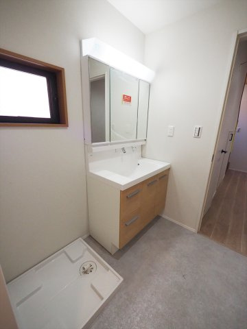 【洗面所】 | 世田谷区上馬3丁目 | 洗面室に窓があり、明るい陽射しが差し込みます。