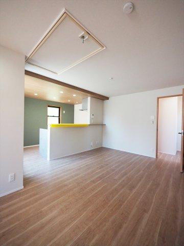 【居間・リビング】 | 世田谷区上馬3丁目 | 2階バルコニーに面した陽当たりの良いLDK（約20.7帖）