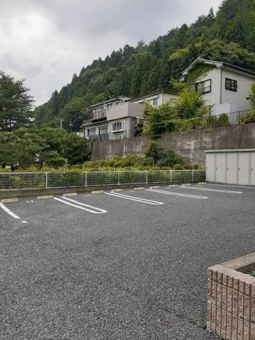 ガーデンヒルズの駐車場