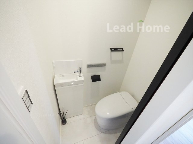 【トイレ】 | 世田谷区北沢1丁目 | 手洗い付きで清潔感のある3階トイレ。