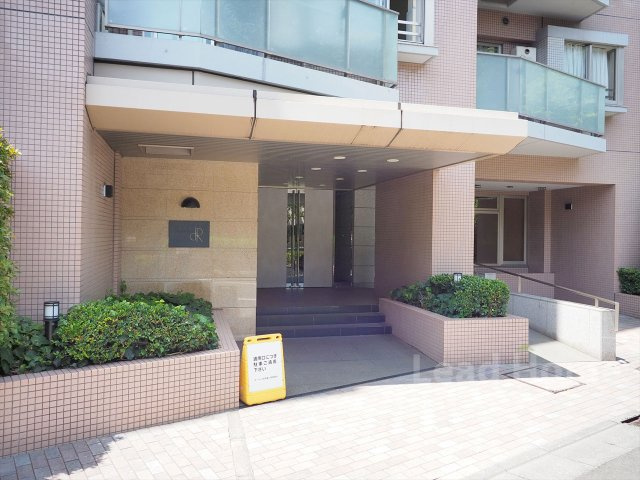 【エントランス】 | オーベル三軒茶屋ｄＲ | オートロック付きでセキュリティ面も安心。