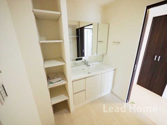 【独立洗面台】 | ライオンズスクエア用賀 | 三面鏡付きの洗面台。