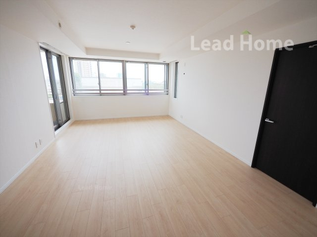 【居間・リビング】 | ライオンズスクエア用賀 | 南側に開口部がある明るいLDK（約21.0帖）