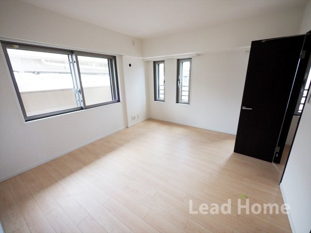 【洋室】 | ライオンズスクエア用賀 | 2面採光の明るい主寝室（約9.0帖）ウォークインクローゼット付き。