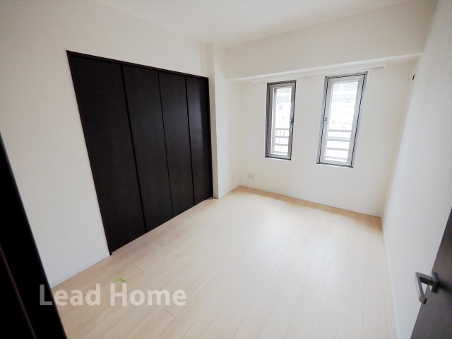 【洋室】 | ライオンズスクエア用賀 | 洋室（約5.4帖）クローゼット付き。