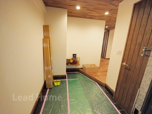 【玄関】 | コスモリヴェール世田谷弦巻Ⅱ | シューズインクローゼット付きの玄関です。