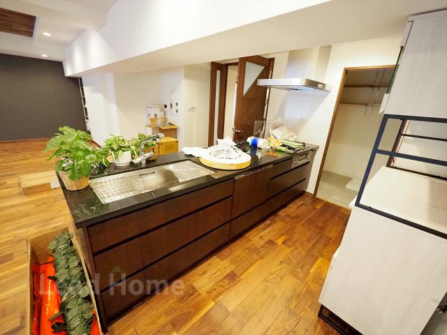 【キッチン】 | コスモリヴェール世田谷弦巻Ⅱ | ご家族との会話が弾む対面式システムキッチンです。