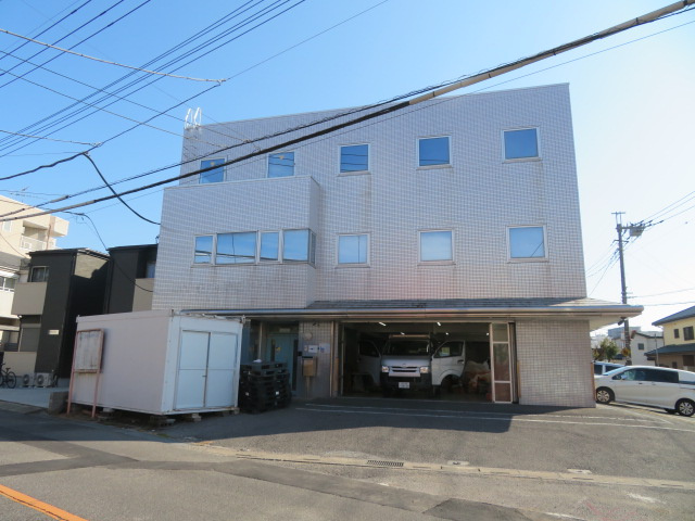 春日部市八丁目の倉庫の外観