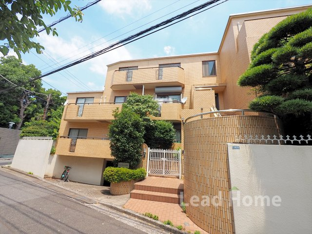 【外観】 | アトウェル神山 | 渋谷区神山町に建つ「アトウェル神山」。地下1階付地上3階建・総戸数4戸のメゾネットタイプのマンションです。