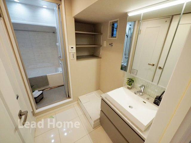 【独立洗面台】 | ライオンズマンション南平台 | 三面鏡付きの洗面台。