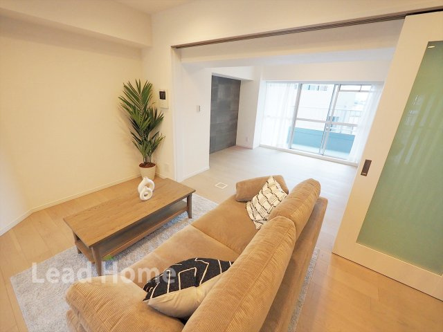 【居間・リビング】 | ライオンズマンション南平台 | バルコニーに面した明るいLDK（約15.2帖）