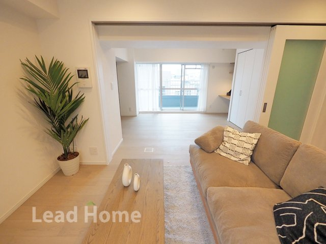 【居間・リビング】 | ライオンズマンション南平台 | 2025年8月室内リフォーム済み！陽当たりの良い南東角住戸です。