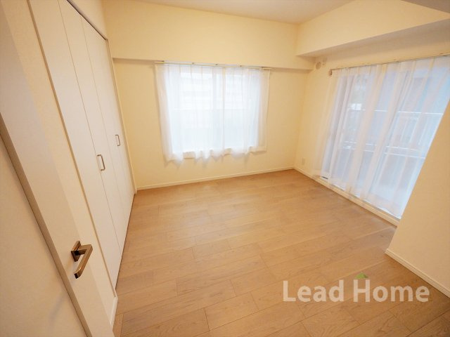 【洋室】 | ライオンズマンション南平台 | 2面採光の明るい洋室（約6.1帖）クローゼット付き。