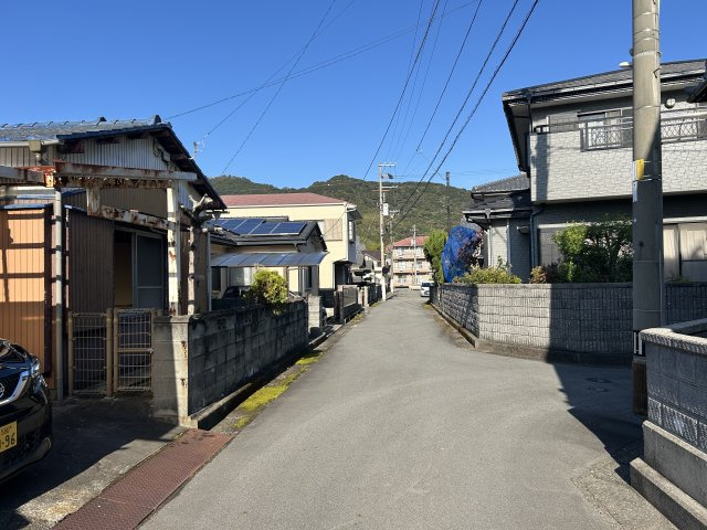 阿南市津乃峰町長浜中古戸建の前面道路含む現地写真