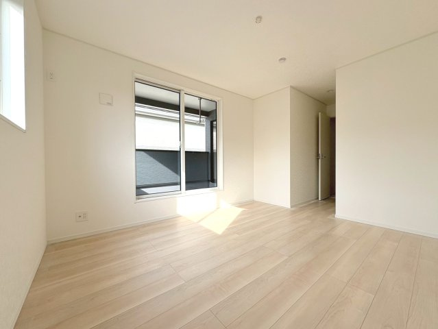 クワイエ　羽島市福寿町本郷第２　全２区画分譲の独立洗面台|床材に受ける様々な傷や、温度・湿度変化による、クラックの発生を大幅に抑える特殊加工を施工済みです。
水栓はリフトアップできて両手が使えます。またハンドシャワーでも使えます。