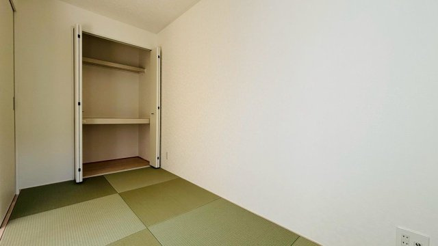 クワイエ　羽島市福寿町本郷第２　全２区画分譲の寝室|全居室にたっぷり収納できる大型収納を設置。窓ガラスは、断熱性能や結露防止効果の高いペアガラスを採用！
高い断熱性と共にガラス面の結露対策にも効果を発揮し湿気によるカビの発生を抑止します。